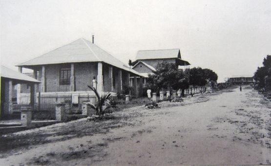 Images de l’ancien et du nouveau laboratoire de Léopoldville (en 1905 ou un peu avant, et après 1936). Mouvement scientifique, vol 2,