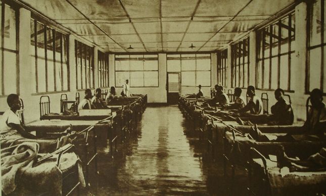 L’Hôpital des Indigènes d’Élisabethstad, dans les années 1920. Auteur inconnu [Dommaine public], via Wikimedia Commons.