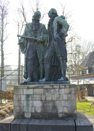 "Minckelers en Arenberg", sur [ http://www.standbeelden.be/standbeeld/1226  Standbeelden.be].