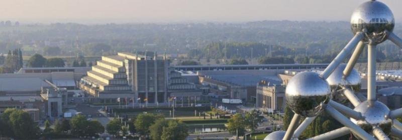 Vue aérienne avec Atomium et Palace 5. A l'extrême gauche se trouve un aperçu du Palace 4, où a eu lieu l'exposition scientifique.