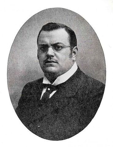 Source:  [connaitrelawallonie.wallonie.be/fr/wallons-marquants/dictionnaire/warocque-raoul#.WUzX5E80aBO photo Boute, Extrait de l’Expansion belge, février 1910, reproduite sur le site Connaître la Wallonie].