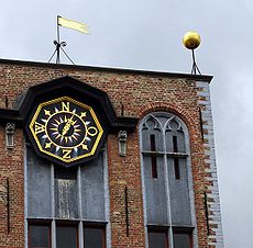 La Maison Bouchoute avec sur le toit la coupole en cuivre de Quetelet (Grand Place, Bruges).