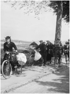 Photo : Des réfugiés belges sur la route de Louvain à Bruxelles, 1940.