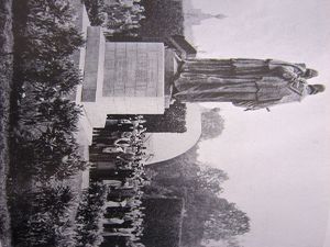 Inauguration officielle de la statue Source: Unie der ingenieurs uit de Speciale Scholen van de Katholieke Universiteit te Leuven. LXXVe jubileum . III-IV : Gulden boek, Bruxelles, 1950.